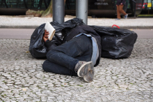 pessoa deitada em via pública