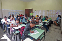 crianças estudando em sala de aula