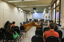 parlamentares e participantes presentes em reunião de comissão