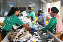 profissionais realizam triagem de material reciclável