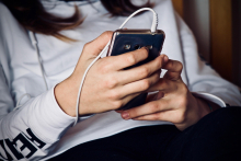 Jovem mexe em celular