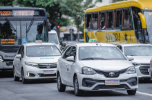 táxis em avenida de Belo Horizonte